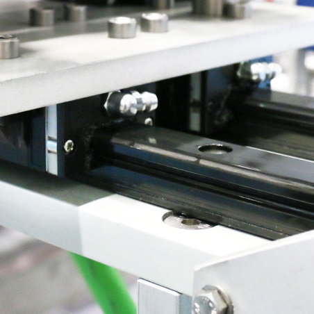 Producent maszyn pakujących stosuje prowadnice liniowe NSK jako standardowe rozwiązanie